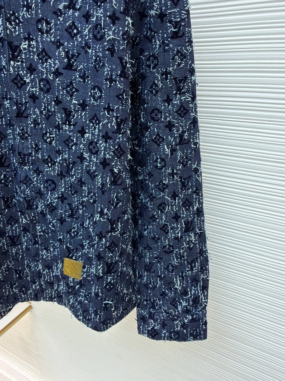 LOUIS VUITTON hooded denim jacket with velvet print ●Original version: Purchased and developed for 31500 ●Item number: 1681055-C55 ●Fabric: Retro siro jacquard exposed gauze fabric ●Technology: Heavy jacquard tassel production ●Version: Fitted version ●Weight: about 1255 grams ●Size: 46-48-50-52 ●Description: Vintage siro jacquard exposed gauze fabric, which is washed and polished with sand and gravel to form an aged texture, with an overly natural color. Heavy jacquard fringe craftsmanship creates the ultimate artistic sense. You can see how complicated the craftsmanship is when you look at the real thing. The hem leather tag has an iron mold pattern in the opposite color, and is made of genuine first-layer cowhide suede, which distinguishes it from the vague versions on the market. The lacquered copper bright lettering is clear and delicate, environmentally friendly, fixed and spray-dyed. The inner sewing barrel is threaded and hemmed. The workmanship is fine and perfectly restored. It instantly beats all versions on the market. The overall wiring is straight and delicate, the fabric is comfortable and soft, and the color is consistent without color difference. It can be matched with the same style to create a fashionable look and control various occasions. Customized accessories, complete with three standards, same style for men and women!